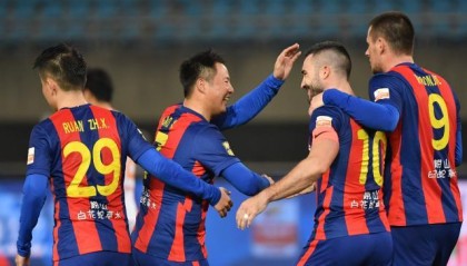 开云体育网址-亚历山德里尼两球难救主 青岛队提前准备附加赛？